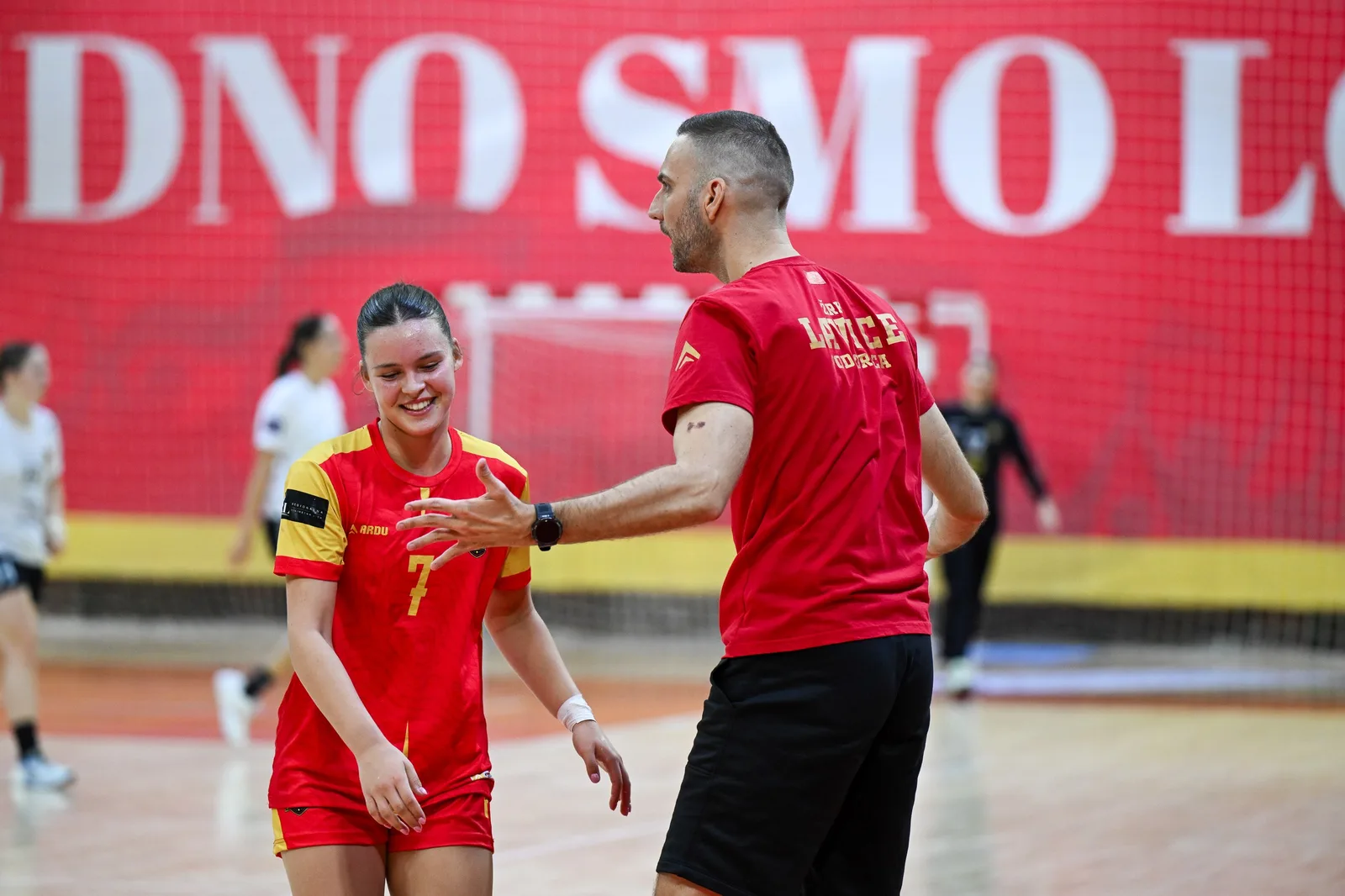 Nasmijana igračica Lavica i trener pored terena